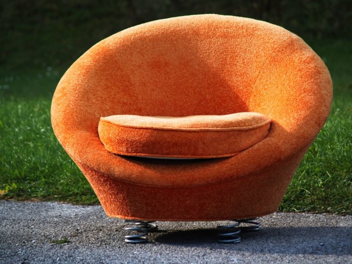 Foto (c) zeigt einen Bretz Pool Stuhl Ufo in orange / tangerine auf silbernen Federfüßen bretz sofa gebraucht ausstellungsstück pool ufo orange