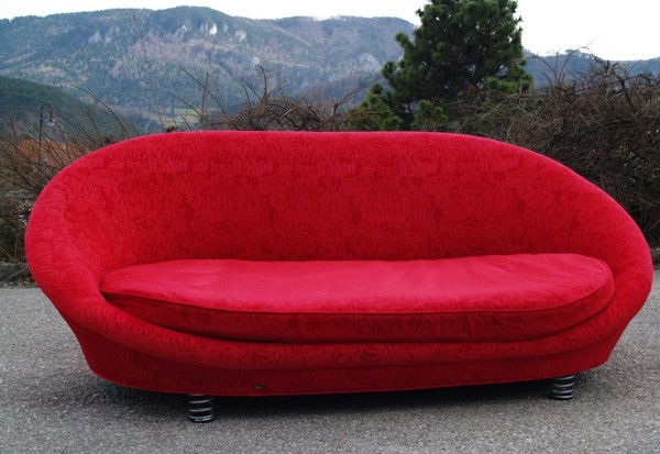 Foto (c) zeigt: Bretz Sofa Pool mit rotem Struktur Samtstoff bretz sofa gebraucht ausstellungsstück rot Pool Ufo Designermöbel