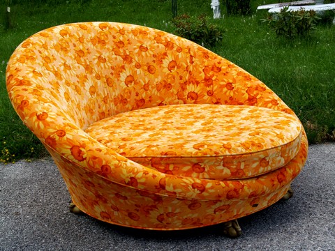 Bretz Sofastuhl Ufo Revival Möbel Designklassiker orange Sonnenblumen Pool
