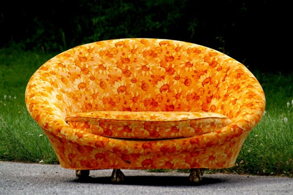 Bretz Sofastuhl Ufo Design-Revival Möbel Designklassiker orange Sonnenblumen Pool