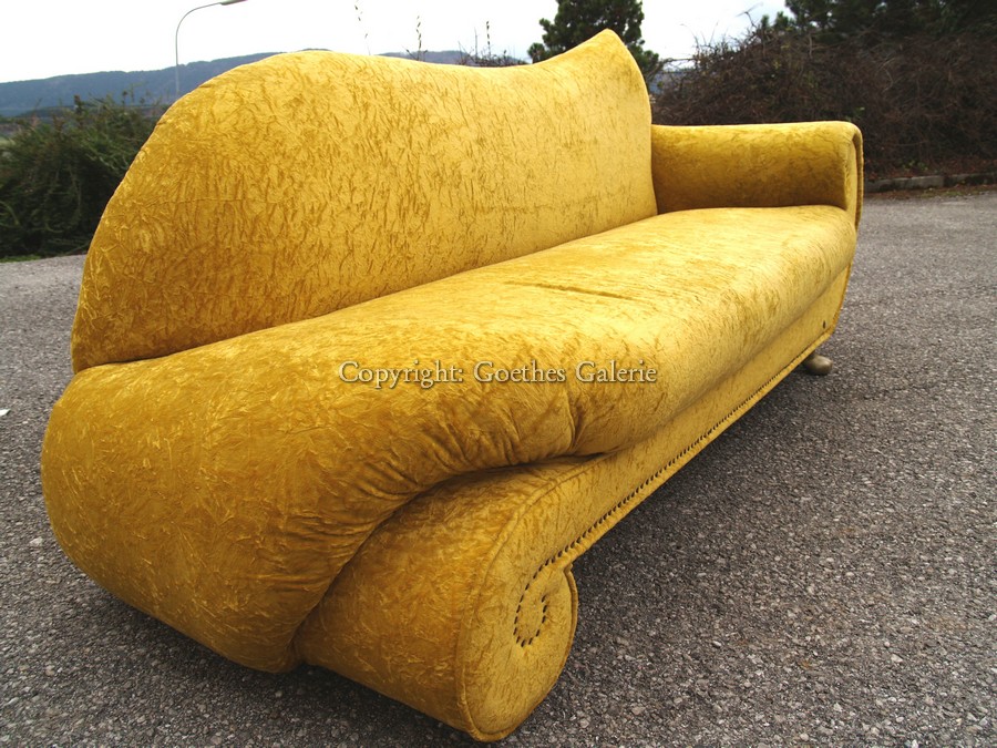 Foto (c) zeigt Bretz Cultsofa Gaudi Recamiere mit sattgelben Glamoursamt bezogen Bretz Sofa gelb Recamiere Gaudi gebraucht top zustand 1