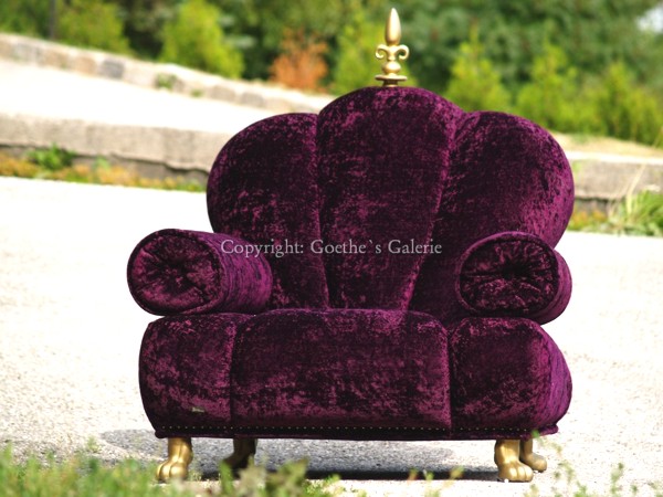 Foto (c) zeigt Bretz Cultsofa Alibaba mit lila Glamoursamt bretz sofa gebraucht ausstellungsstück alibaba aladin stuhl