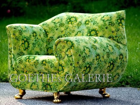 Foto (c) zeigt Bretz Cultsofa Gaudi Armlehnstuhl mit grünem Stoff Bretz Stuhl Sessel gruen blumen floral designerstuhl sessel 1