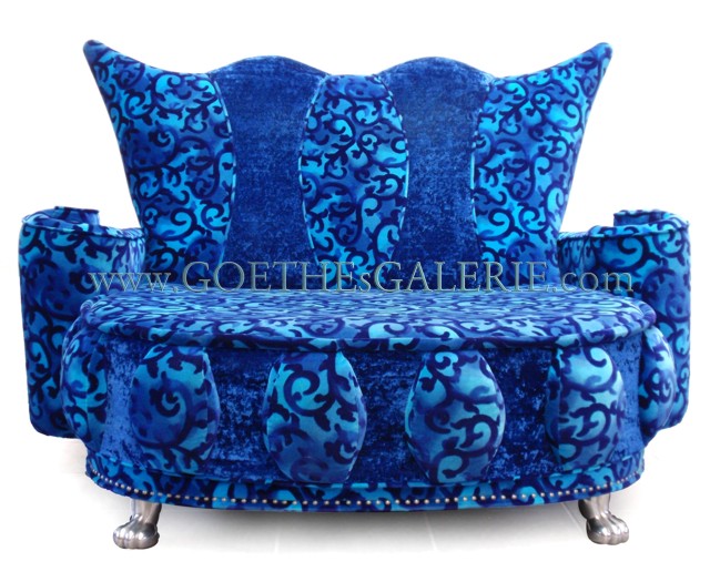 Foto (c) zeigt Bretz Cultsofa Lucky Loveseat Sofa mit schimmerndem Samtstoff bretz sofa gebraucht ausstellungsstück Lucky loveseat