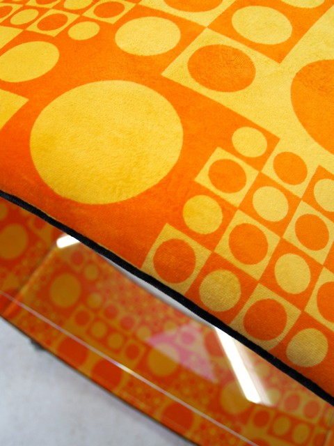 Bretz Designklassiker Sofa Panton Geometry gelb orange Möbel Regal Löwentatzen