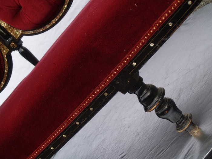 Antikes Sofa rot schwarz Gustavianisch Medaillon restauriert Intarsien Perlmutt