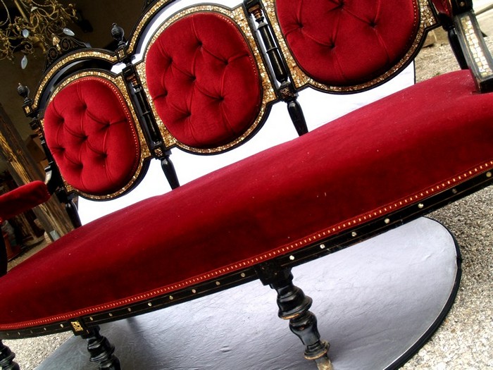 Antikes Sofa rot schwarz Gustavianisch Medaillon restauriert Intarsien Perlmutt Viktorianisch