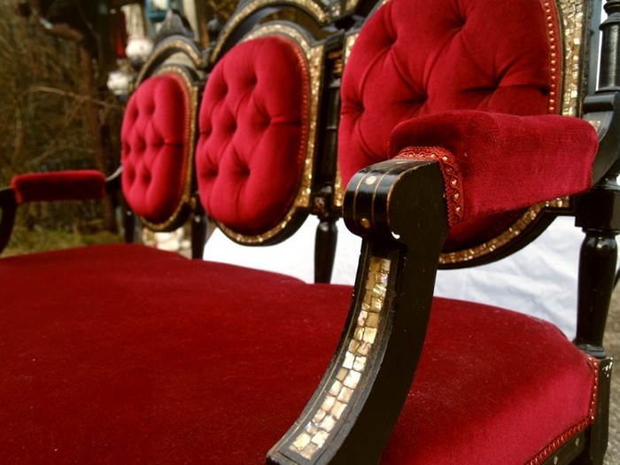 Antikes Sofa rot schwarz Gustavianisch Medaillon restauriert Intarsien Perlmutt Viktorianisch