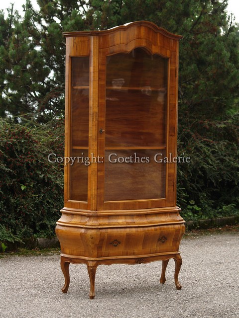Foto (c) zeigt: antike Vitrine