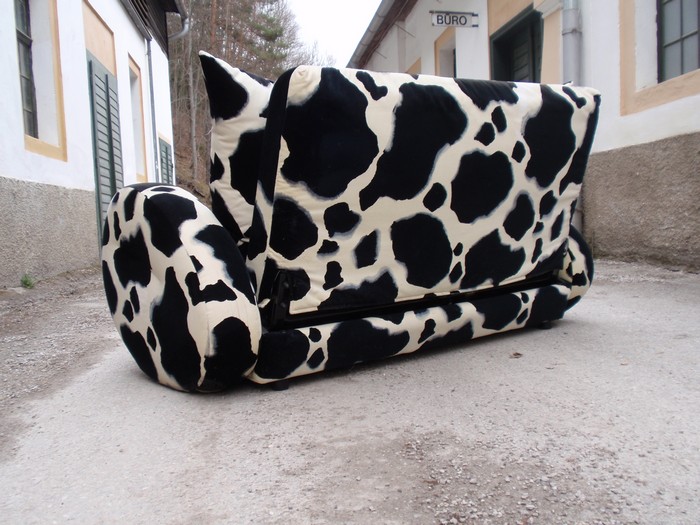 OLYMPUS DIGITAL CAMERA Bretz Designklassiker Sofa Kuhfell Popeye ausziehbares Bettsofa Gästebett