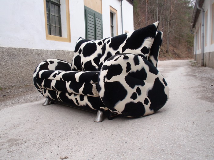 OLYMPUS DIGITAL CAMERA Bretz Designklassiker Sofa Kuhfell Popeye ausziehbares Bettsofa Gästebett