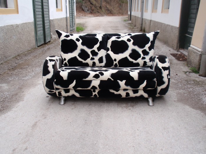 OLYMPUS DIGITAL CAMERA Bretz Designklassiker Sofa Kuhfell Popeye ausziehbares Bettsofa Gästebett