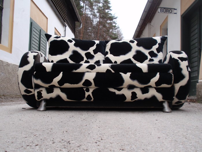 OLYMPUS DIGITAL CAMERA Bretz Designklassiker Sofa Kuhfell Popeye ausziehbares Bettsofa Gästebett