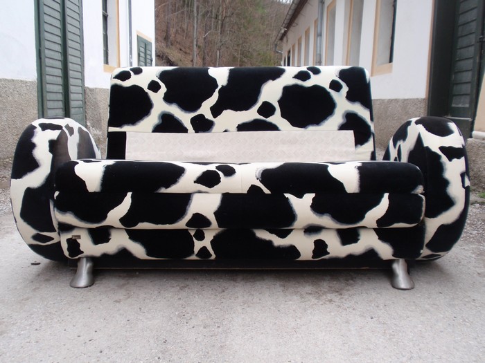 OLYMPUS DIGITAL CAMERA Bretz Designklassiker Sofa Kuhfell Popeye ausziehbares Bettsofa Gästebett