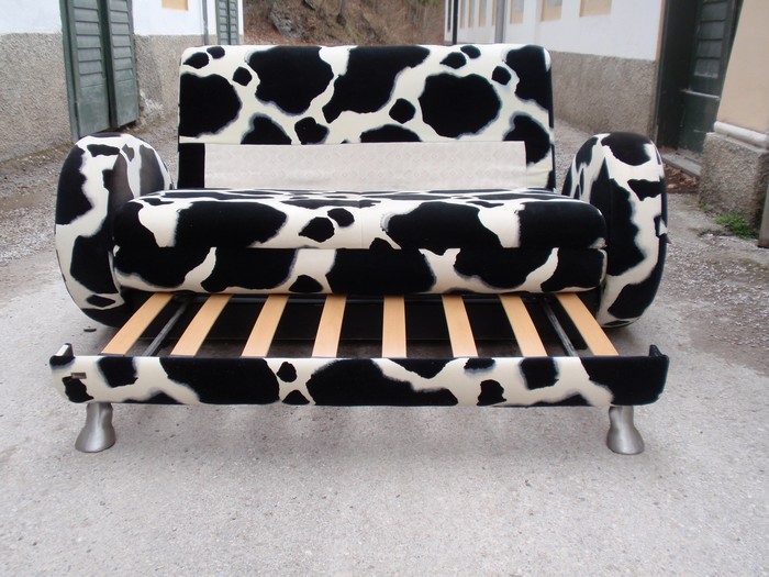 OLYMPUS DIGITAL CAMERA Bretz Designklassiker Sofa Kuhfell Popeye ausziehbares Bettsofa Gästebett