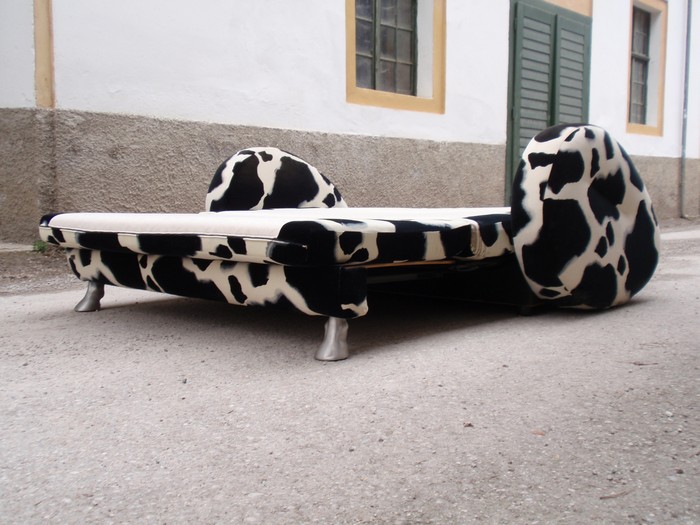 OLYMPUS DIGITAL CAMERA Bretz Designklassiker Sofa Kuhfell Popeye ausziehbares Bettsofa Gästebett