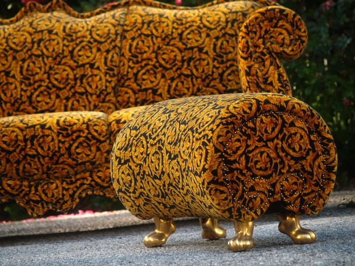 Bretz Hocker Stuhl goldene Ranken Löwentatzen 1 Emily Bretz Sofa Ranken Samtstoff Löwentatzen gold Designklassiker