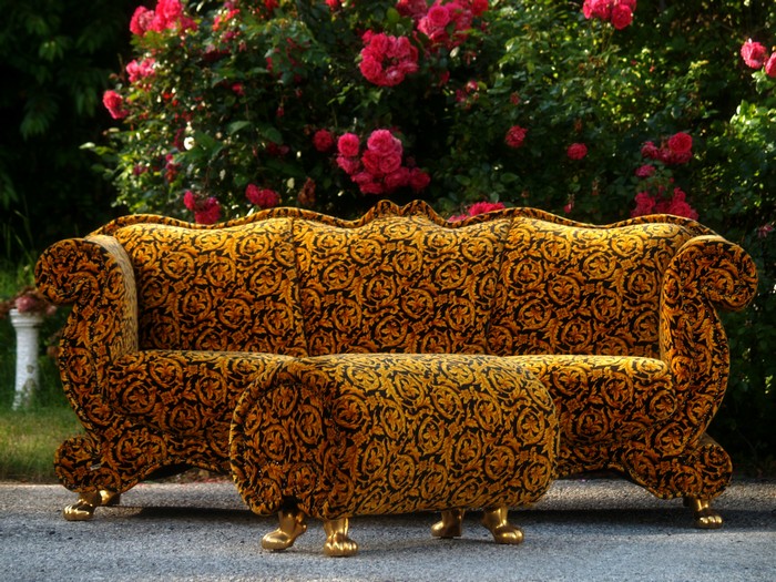 Bretz Hocker Stuhl goldene Ranken Löwentatzen 2 Emily Bretz Sofa Ranken Samtstoff Löwentatzen gold Designklassiker
