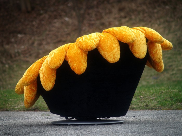 Bretz Stuhl Sunny Sofastuhl Bretz Sessel Blume drehbar Schaukelstuhl Sunny Samtstoff gelb schwarz Designmöbel