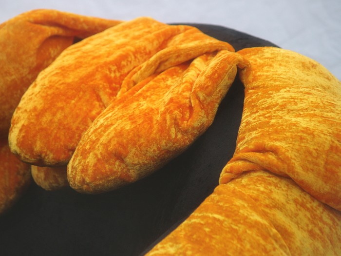 Bretz Stuhl Sunny Drehstuhl Bretz Blume Sunny gelb schwarz drehbar Schaukelstuhl Ufo Pool Designklassiker