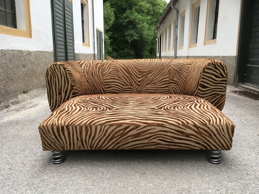 Bretz Chill Sofa goldenes Zebra Loveseat GoethesGalerie