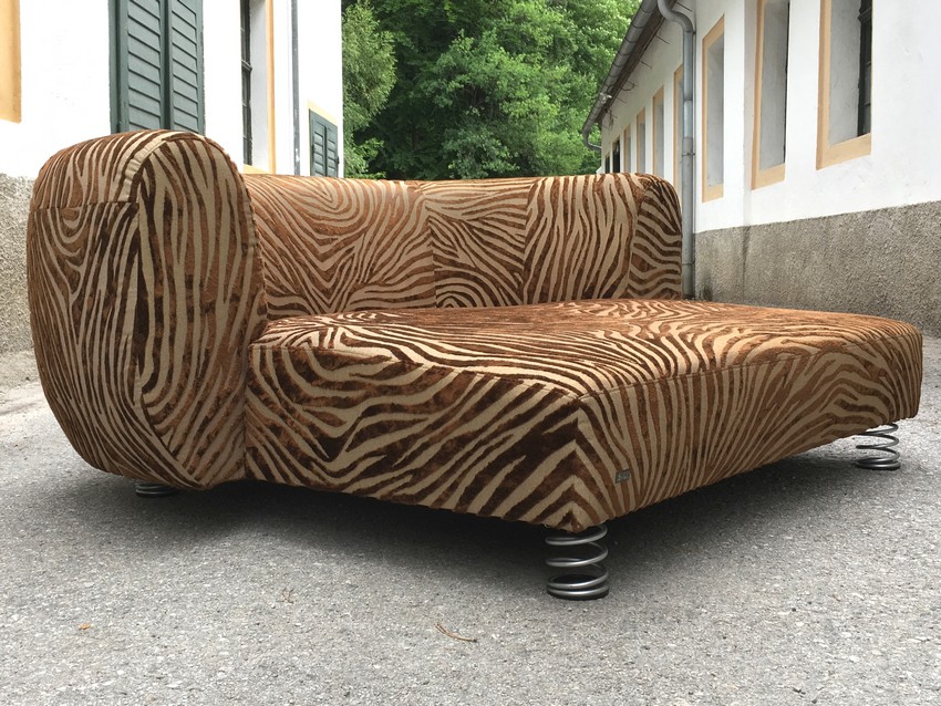 Bretz Chill Sofa goldenes Zebra Loveseat GoethesGalerie