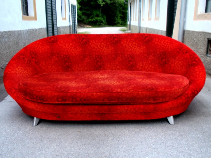 Bretz Sofa Bezugstoff der Sitzfläche lässt sich abzippen und im Schongang in der Waschmaschine (auf links) waschen. Bretz Designklassiker Sofa Stuhl Liege Pool Ufo rot Spacebubbles