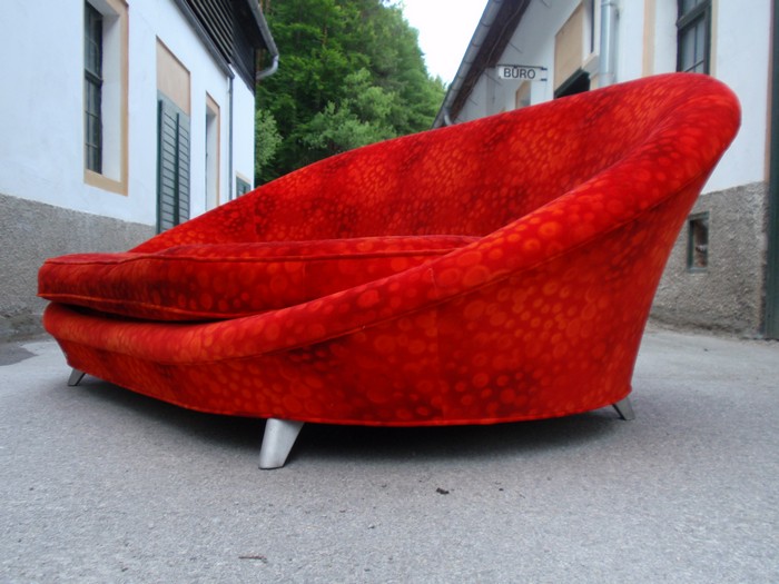 Bretz Sofa steht stabil auf vier silbernen Füßen. Einer alleine liegt gemütlich. Zwei müssten sich schon mögen ;) Bretz Designklassiker Sofa Stuhl Liege Pool Ufo rot Spacebubbles