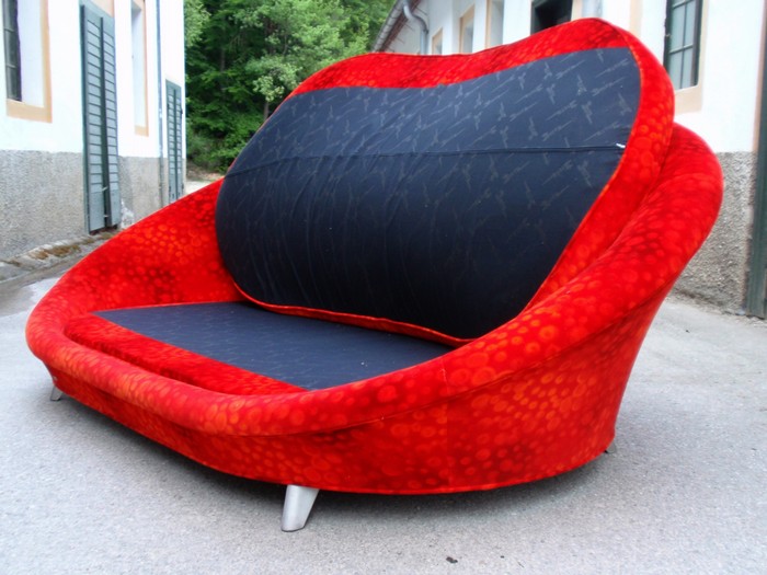 So sieht der Bereich unter der Sitzfläche aus. Bretz Designklassiker Sofa Stuhl Liege Pool Ufo rot Spacebubbles