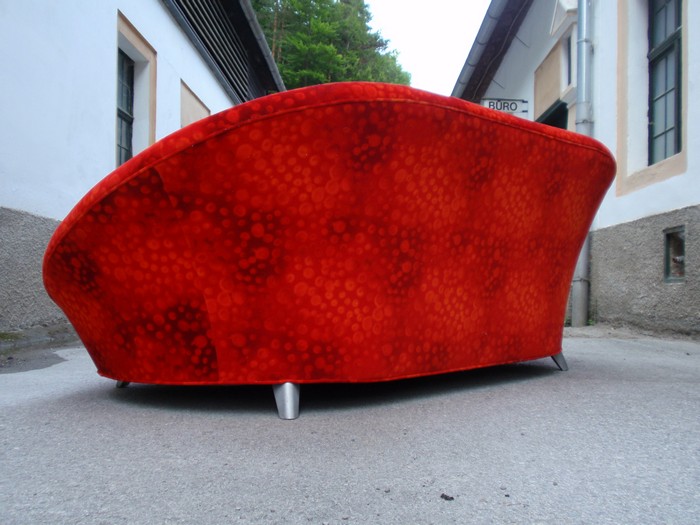 Wenn Gäste auf dem Sofa übernachten sollten, dann braucht man eigentlich nur ein Leintuch auf die Liegefläche zu spannen. Bretz Designklassiker Sofa Stuhl Liege Pool Ufo rot Spacebubbles