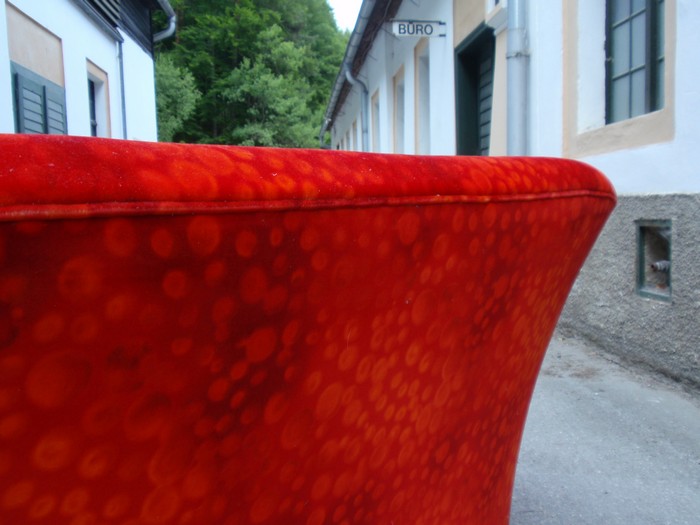 Bretz Sofa stand anscheinend für einen kurzen Zeitraum dicht an der Wand. Bretz Designklassiker Sofa Stuhl Liege Pool Ufo rot Spacebubbles