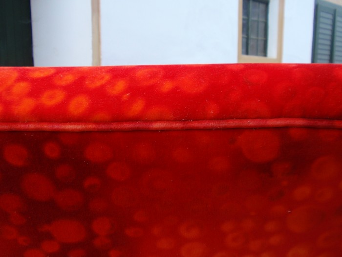 Leichte Druckstellen vom Wandkontakt - bei genauerem Hingucken - erkennbar. Bretz Designklassiker Sofa Stuhl Liege Pool Ufo rot Spacebubbles