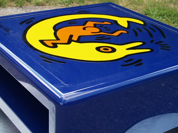 Bretz Designklassiker Metallmöbel Keith Haring Couchtisch blau gelb Fat Boys Popart