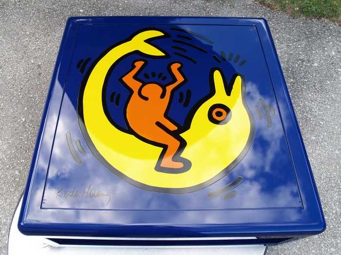 OLYMPUS DIGITAL CAMERA Bretz Designklassiker Metallmöbel Keith Haring Couchtisch blau gelb Fat Boys Popart