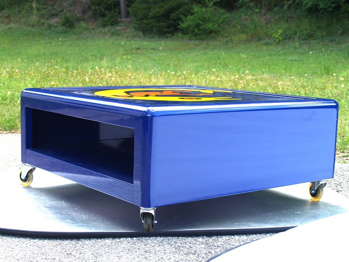 OLYMPUS DIGITAL CAMERA Bretz Designklassiker Metallmöbel Keith Haring Couchtisch blau gelb Fat Boys Popart Lizenzprodukt