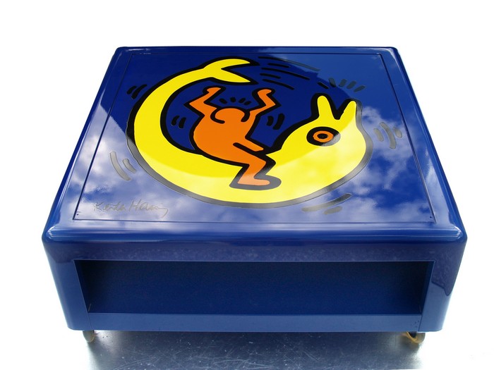 Bretz Designklassiker Metallmöbel Keith Haring Couchtisch blau gelb Fat Boys Popart Lizenzprodukt