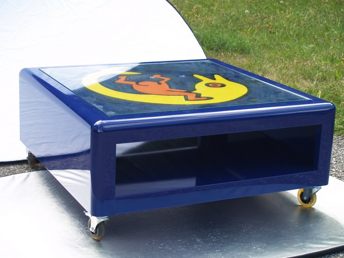 OLYMPUS DIGITAL CAMERA Bretz Designklassiker Metallmöbel Keith Haring Couchtisch blau gelb Fat Boys Popart Lizenzprodukt