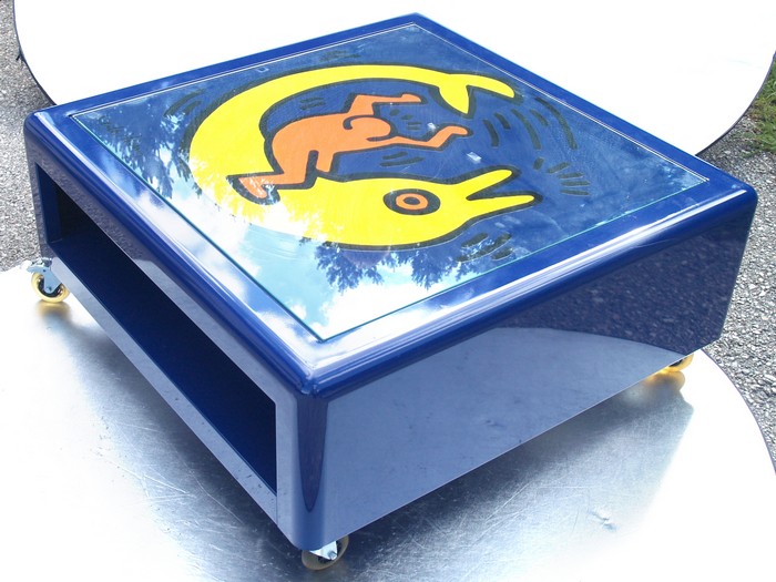 OLYMPUS DIGITAL CAMERA Bretz Designklassiker Metallmöbel Keith Haring Couchtisch blau gelb Fat Boys Popart Lizenzprodukt