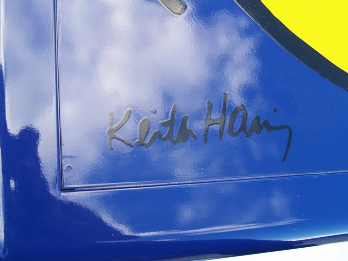 OLYMPUS DIGITAL CAMERA Bretz Designklassiker Metallmöbel Keith Haring Couchtisch blau gelb Fat Boys Popart Lizenzprodukt