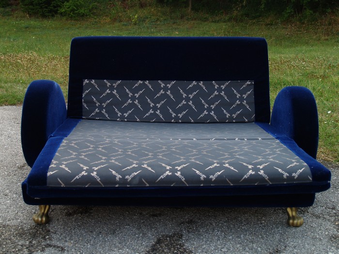 Bretz Designklassiker Sofa Popeye Bettsofa ausziehbares Bett blau Samt Mohair Stoff