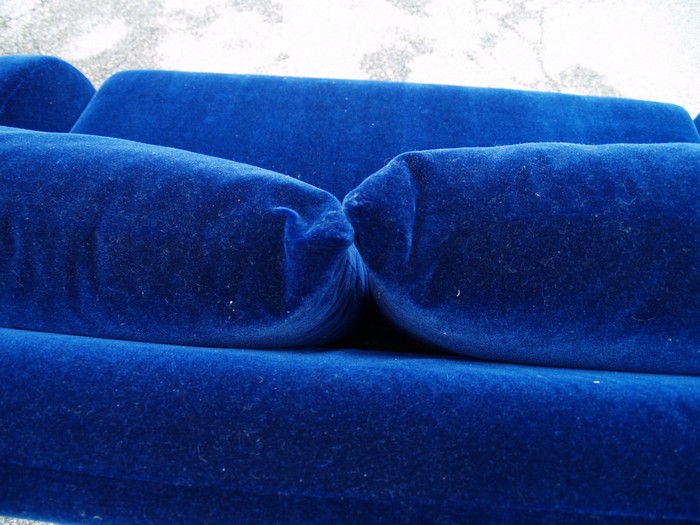 Bretz Designklassiker Sofa Popeye Bettsofa ausziehbares Bett blau Samt Mohair Stoff