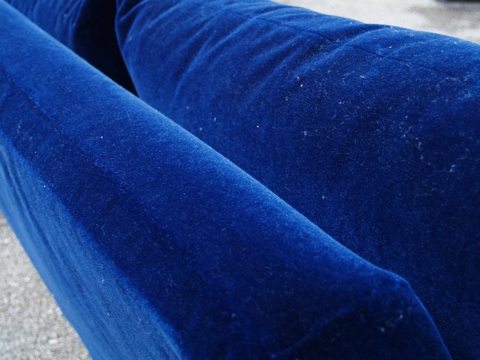Bretz Designklassiker Sofa Popeye Bettsofa ausziehbares Bett blau Samt Mohair Stoff