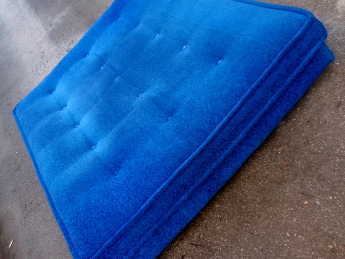 OLYMPUS DIGITAL CAMERA Bretz Designklassiker Sofa Kräuselvelours blau Flat Bett Lounge Liege Federfüße