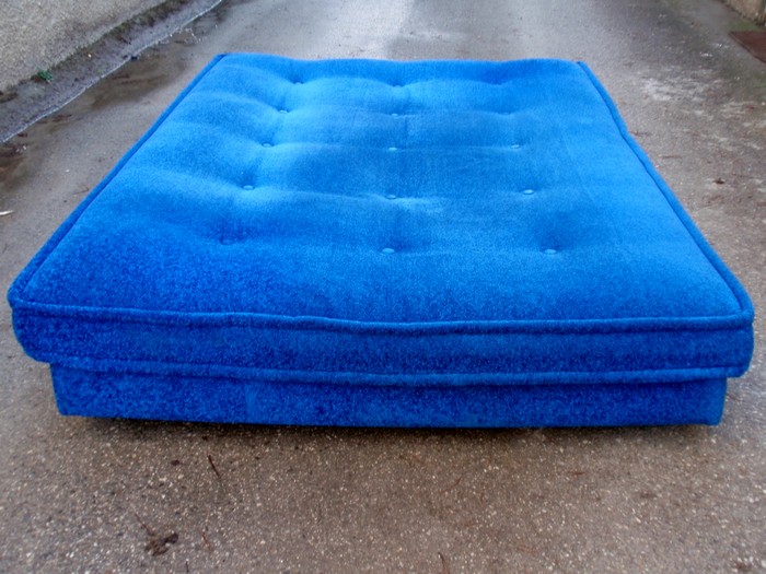 OLYMPUS DIGITAL CAMERA Bretz Designklassiker Sofa Kräuselvelours blau Flat Bett Lounge Liege Federfüße