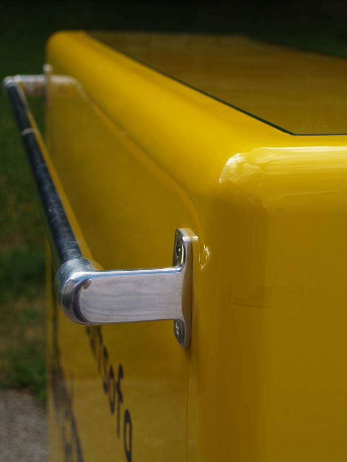 Bretz Designklassiker Metallmöbel Schrank kommode silber gelb Fat Boys Bar Außenküche Minibar Raumteiler Popart