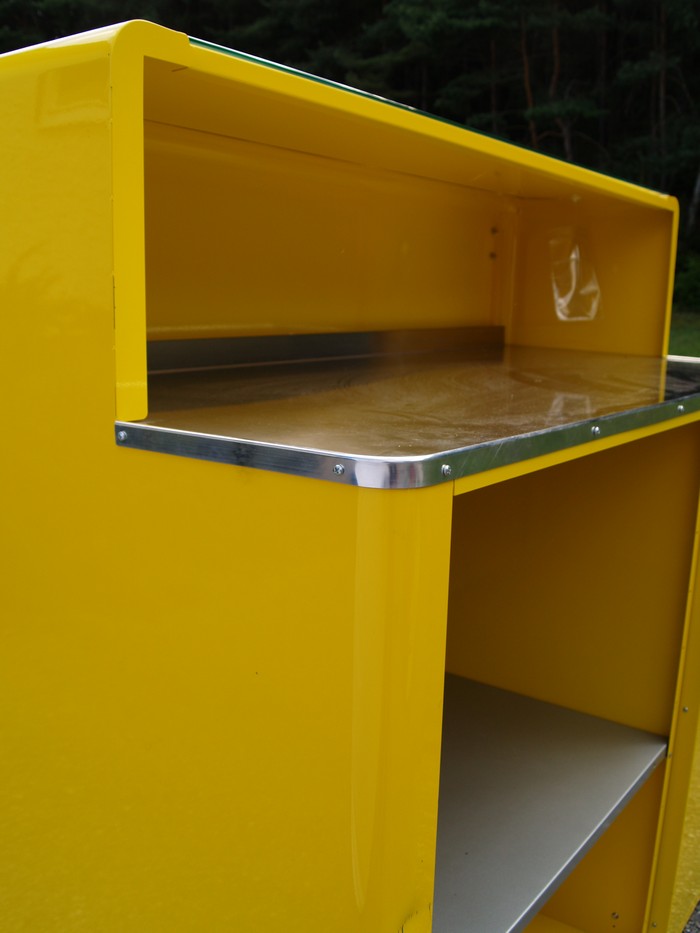 Bretz Designklassiker Metallmöbel Schrank kommode silber gelb Fat Boys Bar Außenküche Minibar Raumteiler