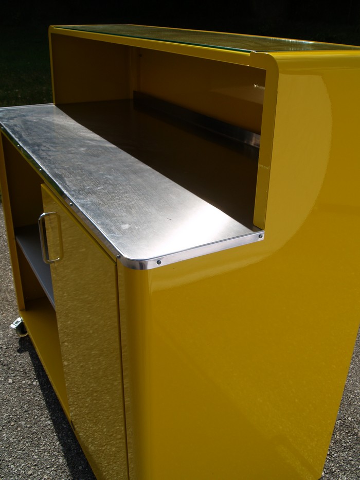 Bretz Designklassiker Metallmöbel Schrank kommode silber gelb Fat Boys Bar Außenküche Minibar Raumteiler