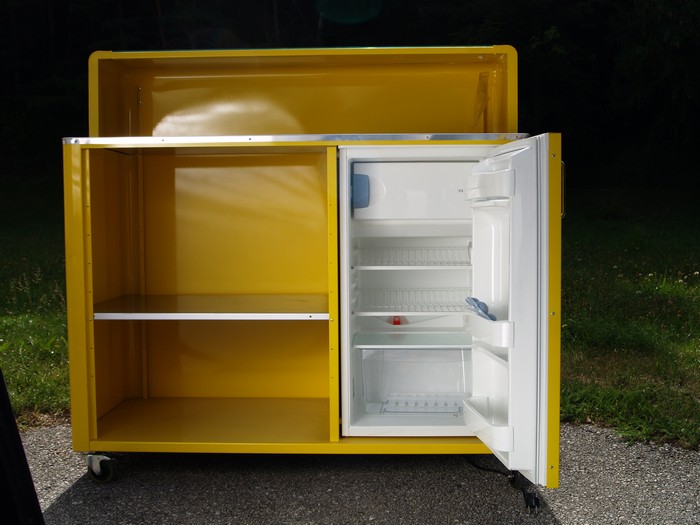 Bretz Designklassiker Metallmöbel Schrank kommode silber gelb Fat Boys Bar Außenküche Partykeller