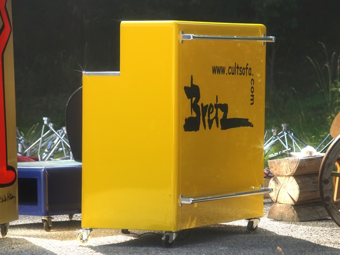 Bretz Designklassiker Metallmöbel Bar outdoor Küche Schrank kommode silber gelb Fat Boys Keith Haring Lizenz Edelstahl gelb Kühlschrank