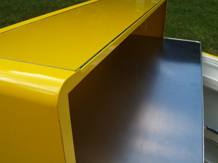 Bretz Designklassiker Metallmöbel Schrank kommode silber gelb Fat Boys Bar Außenküche